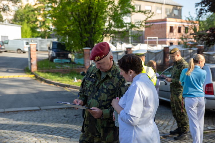 FOTOGALERIE: Pomoc na druhou. V Olomouci darovali krev záchranáři, hasiči, policisté i vojáci