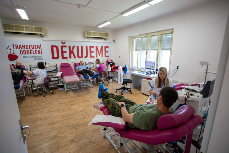FOTOGALERIE: Pomoc na druhou. V Olomouci darovali krev záchranáři, hasiči, policisté i vojáci