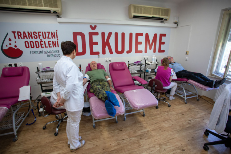 FOTOGALERIE: Pomoc na druhou. V Olomouci darovali krev záchranáři, hasiči, policisté i vojáci