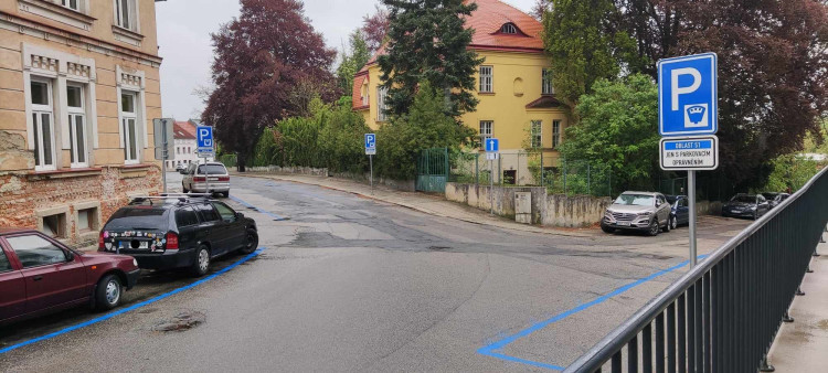 Modré zóny ve Fibichově ulici