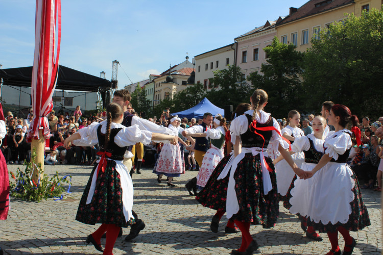 Májové slavnosti se zaplétáním máje v Jihlavě