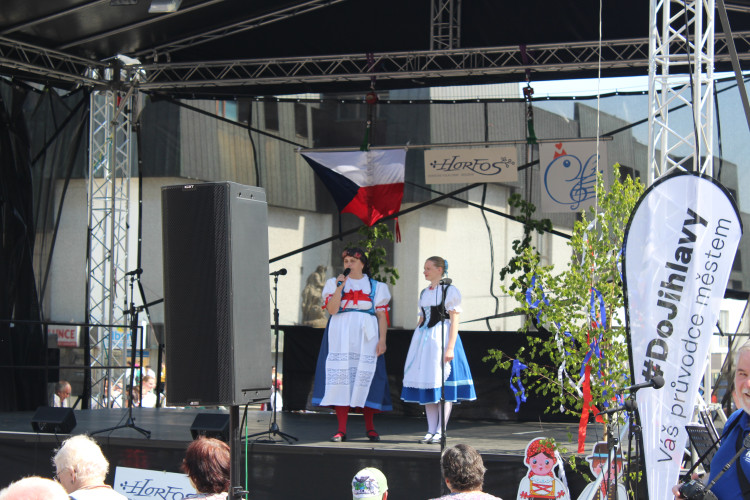Májové slavnosti se zaplétáním máje v Jihlavě