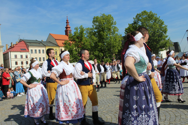 Májové slavnosti se zaplétáním máje v Jihlavě