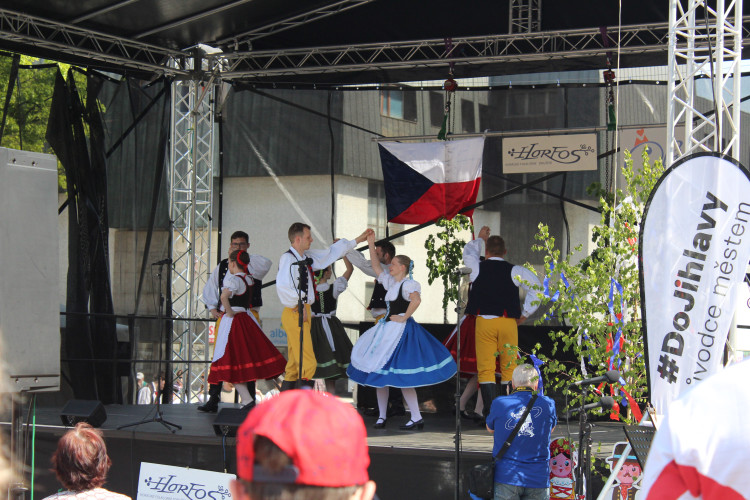 Májové slavnosti se zaplétáním máje v Jihlavě