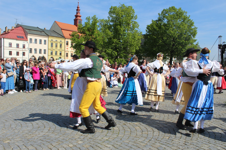 Májové slavnosti se zaplétáním máje v Jihlavě