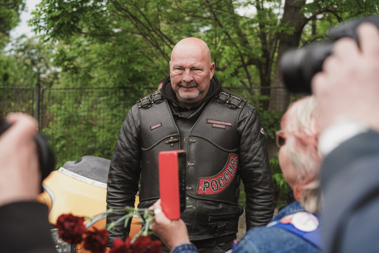FOTOGALERIE: Vztyčené prostředníčky, karafiáty a ruské vlajky. Podívejte se, jak vypada návštěva Nočních vlků na Olšanských hřbitovech