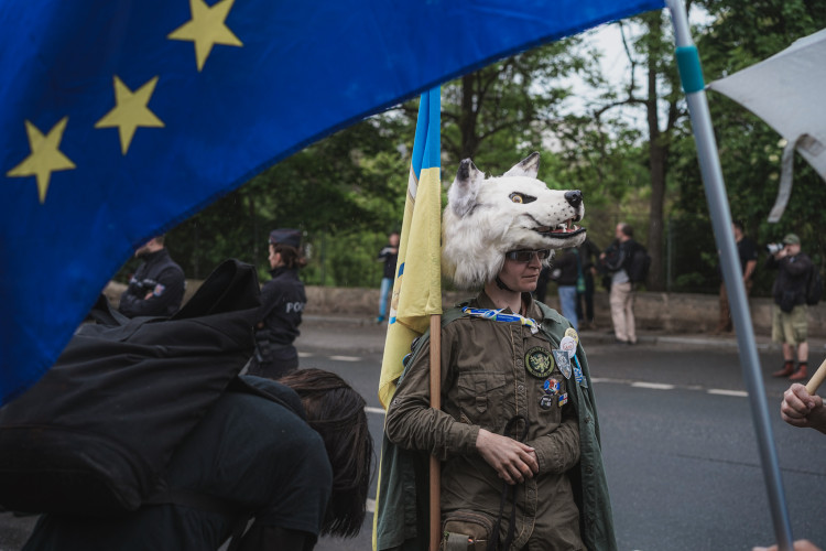 FOTOGALERIE: Vztyčené prostředníčky, karafiáty a ruské vlajky. Podívejte se, jak vypada návštěva Nočních vlků na Olšanských hřbitovech