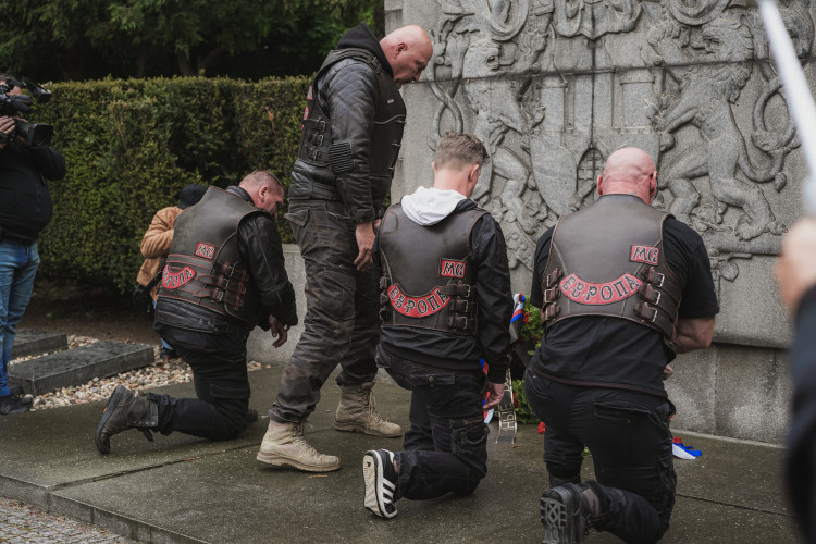 FOTOGALERIE: Vztyčené prostředníčky, karafiáty a ruské vlajky. Podívejte se, jak vypada návštěva Nočních vlků na Olšanských hřbitovech