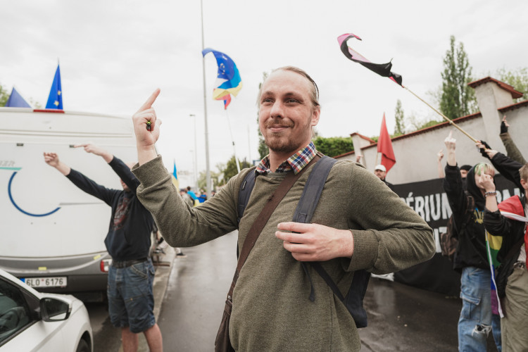 FOTOGALERIE: Vztyčené prostředníčky, karafiáty a ruské vlajky. Podívejte se, jak vypada návštěva Nočních vlků na Olšanských hřbitovech