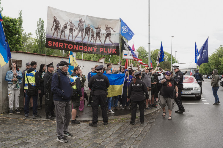 FOTOGALERIE: Vztyčené prostředníčky, karafiáty a ruské vlajky. Podívejte se, jak vypada návštěva Nočních vlků na Olšanských hřbitovech