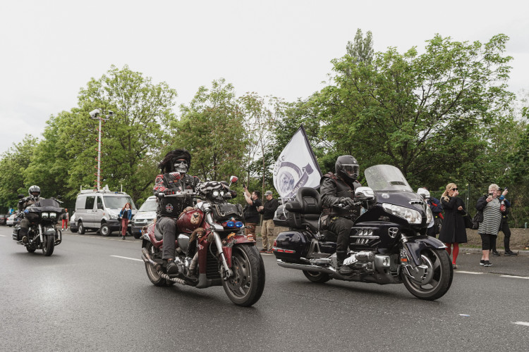 FOTOGALERIE: Vztyčené prostředníčky, karafiáty a ruské vlajky. Podívejte se, jak vypada návštěva Nočních vlků na Olšanských hřbitovech