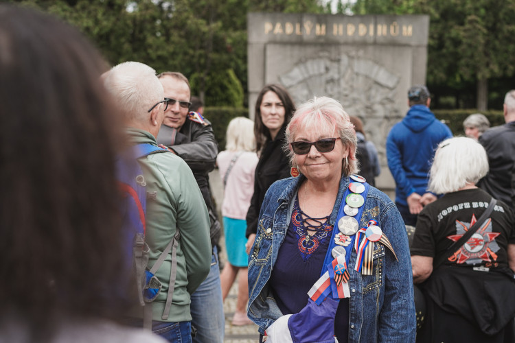 FOTOGALERIE: Vztyčené prostředníčky, karafiáty a ruské vlajky. Podívejte se, jak vypada návštěva Nočních vlků na Olšanských hřbitovech