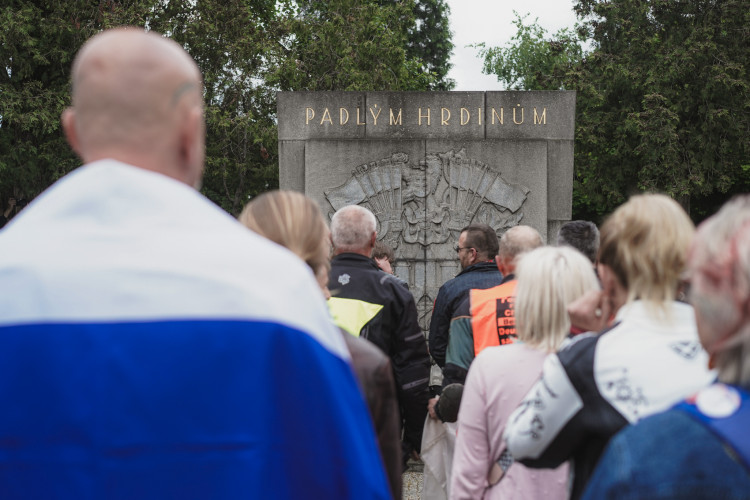 FOTOGALERIE: Vztyčené prostředníčky, karafiáty a ruské vlajky. Podívejte se, jak vypada návštěva Nočních vlků na Olšanských hřbitovech