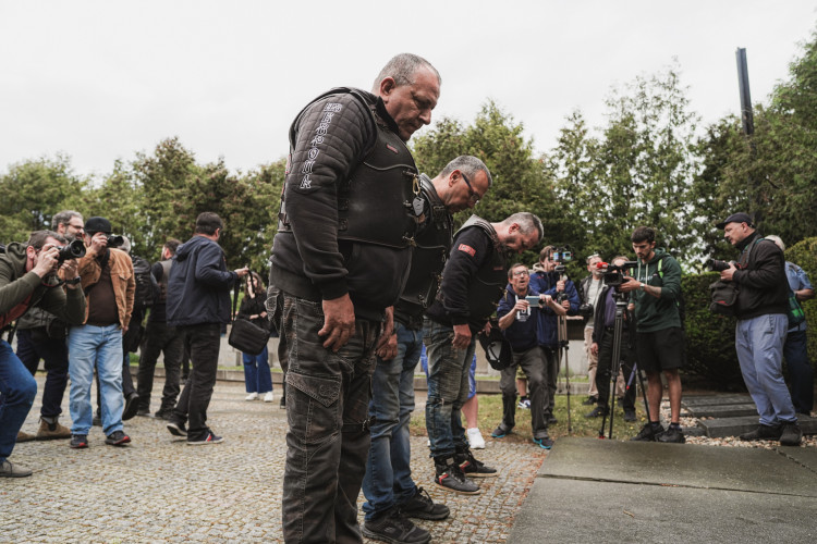 FOTOGALERIE: Vztyčené prostředníčky, karafiáty a ruské vlajky. Podívejte se, jak vypada návštěva Nočních vlků na Olšanských hřbitovech