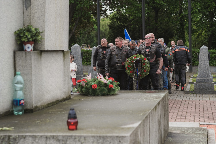 FOTOGALERIE: Vztyčené prostředníčky, karafiáty a ruské vlajky. Podívejte se, jak vypada návštěva Nočních vlků na Olšanských hřbitovech