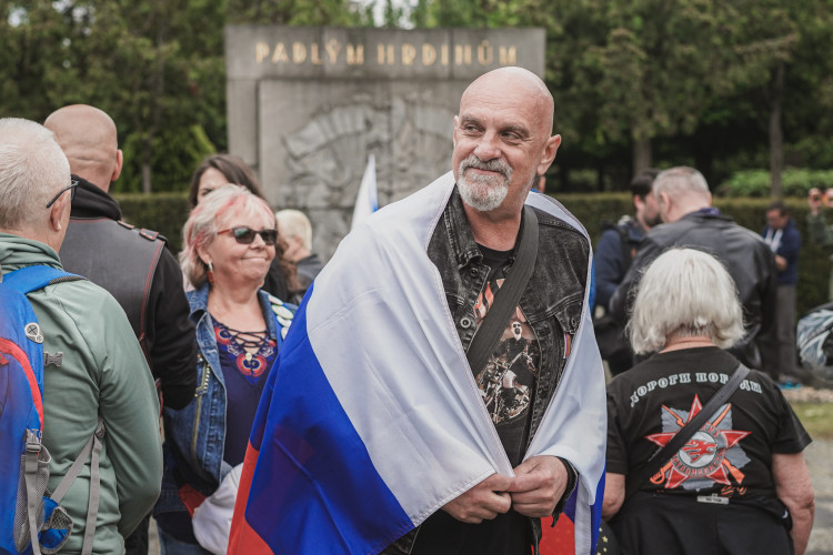 FOTOGALERIE: Vztyčené prostředníčky, karafiáty a ruské vlajky. Podívejte se, jak vypada návštěva Nočních vlků na Olšanských hřbitovech