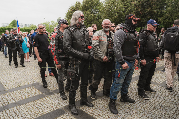 FOTOGALERIE: Vztyčené prostředníčky, karafiáty a ruské vlajky. Podívejte se, jak vypada návštěva Nočních vlků na Olšanských hřbitovech