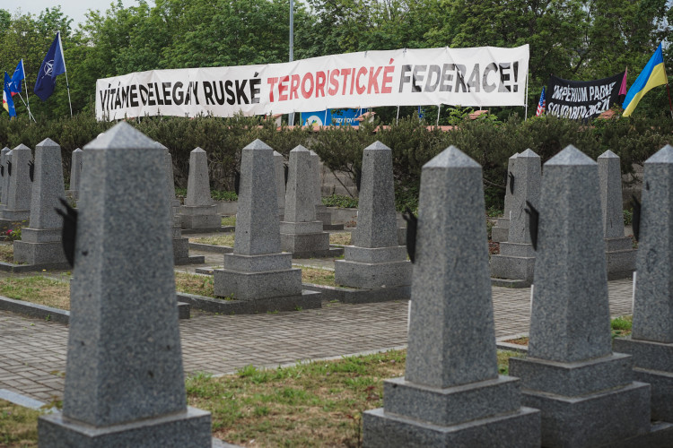 FOTOGALERIE: Vztyčené prostředníčky, karafiáty a ruské vlajky. Podívejte se, jak vypada návštěva Nočních vlků na Olšanských hřbitovech