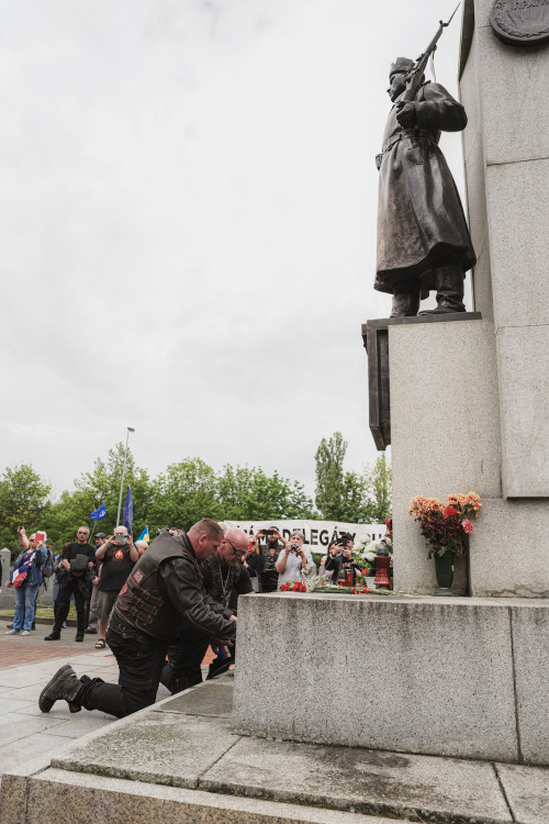 FOTOGALERIE: Vztyčené prostředníčky, karafiáty a ruské vlajky. Podívejte se, jak vypada návštěva Nočních vlků na Olšanských hřbitovech
