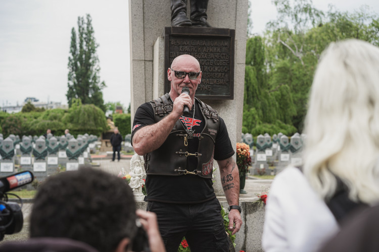 FOTOGALERIE: Vztyčené prostředníčky, karafiáty a ruské vlajky. Podívejte se, jak vypada návštěva Nočních vlků na Olšanských hřbitovech