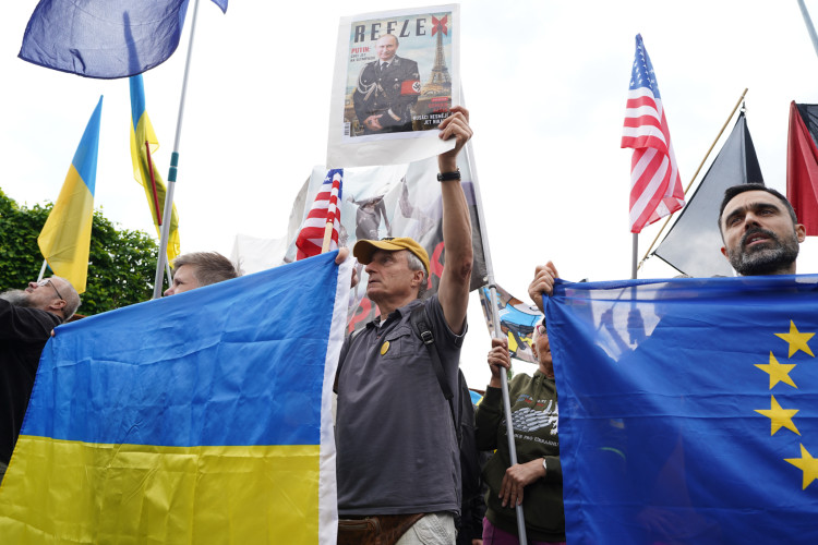 FOTOGALERIE: Vztyčené prostředníčky, karafiáty a ruské vlajky. Podívejte se, jak vypada návštěva Nočních vlků na Olšanských hřbitovech