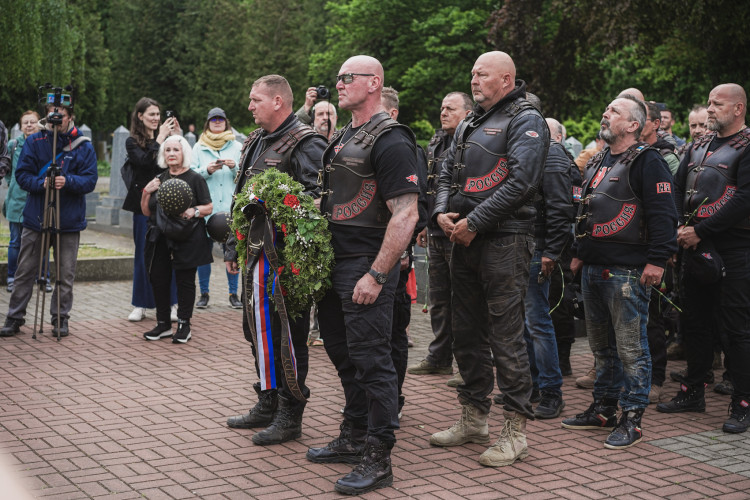 FOTOGALERIE: Vztyčené prostředníčky, karafiáty a ruské vlajky. Podívejte se, jak vypada návštěva Nočních vlků na Olšanských hřbitovech