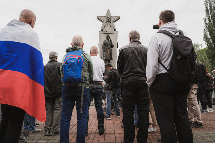 FOTOGALERIE: Vztyčené prostředníčky, karafiáty a ruské vlajky. Podívejte se, jak vypada návštěva Nočních vlků na Olšanských hřbitovech