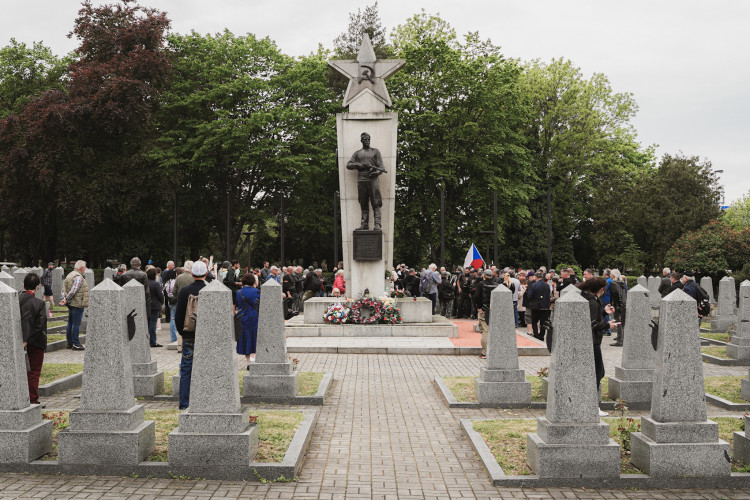FOTOGALERIE: Vztyčené prostředníčky, karafiáty a ruské vlajky. Podívejte se, jak vypada návštěva Nočních vlků na Olšanských hřbitovech