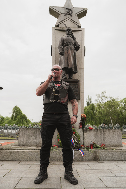 FOTOGALERIE: Vztyčené prostředníčky, karafiáty a ruské vlajky. Podívejte se, jak vypadala návštěva Nočních vlků na Olšanských hřbitovech