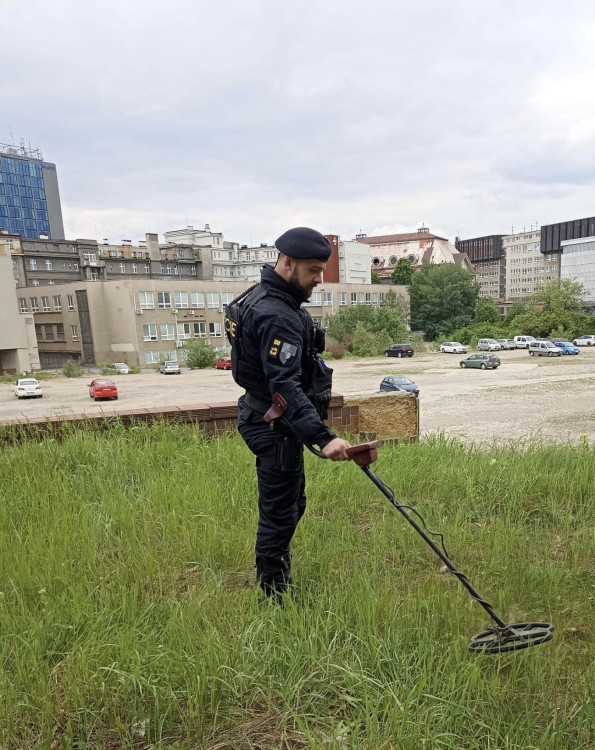 Police důkladně prohledává i širší okolí, zdroj: Policie ČR
