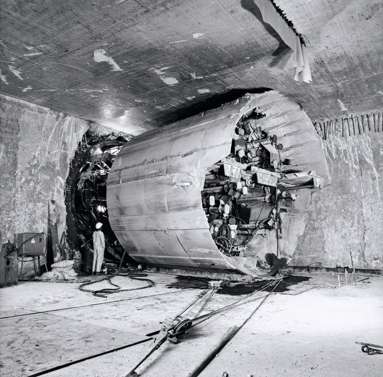 Nemechanizovaný štít stanice A Dejvická 1975