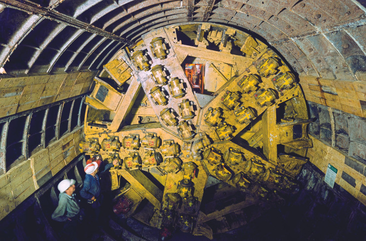 Mechanizovaný štít na Klárově, trasa A 1975