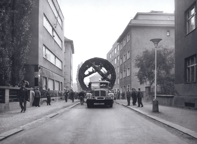 Převoz nemechanizovaného štítu ulicí Hradeckých,1970.
