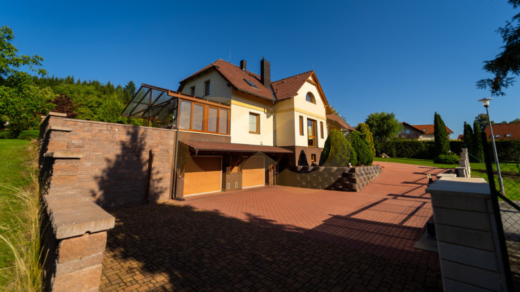 Reality 21. století. Bláznivý cirkus nebo promyšlená marketingová strategie? O tom si povíme s finančním a realitním makléřem Václavem Ovečkou