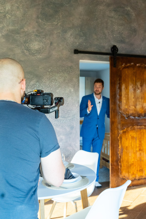 Reality 21. století. Bláznivý cirkus nebo promyšlená marketingová strategie? O tom si povíme s finančním a realitním makléřem Václavem Ovečkou