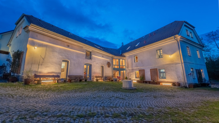 Reality 21. století. Bláznivý cirkus nebo promyšlená marketingová strategie? O tom si povíme s finančním a realitním makléřem Václavem Ovečkou