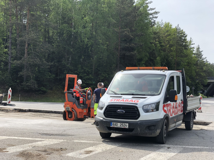 Stavba okružní křižovatky na dálničním přivaděči