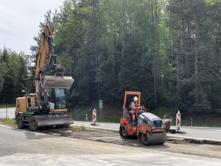 Stavba okružní křižovatky na dálničním přivaděči