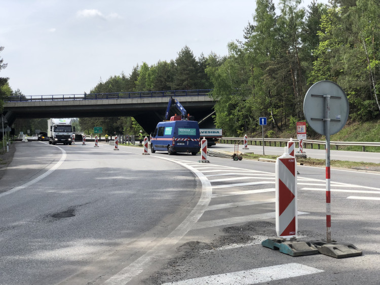 Stavba okružní křižovatky na dálničním přivaděči
