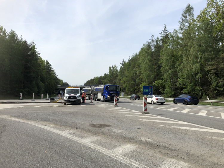 Stavba okružní křižovatky na dálničním přivaděči