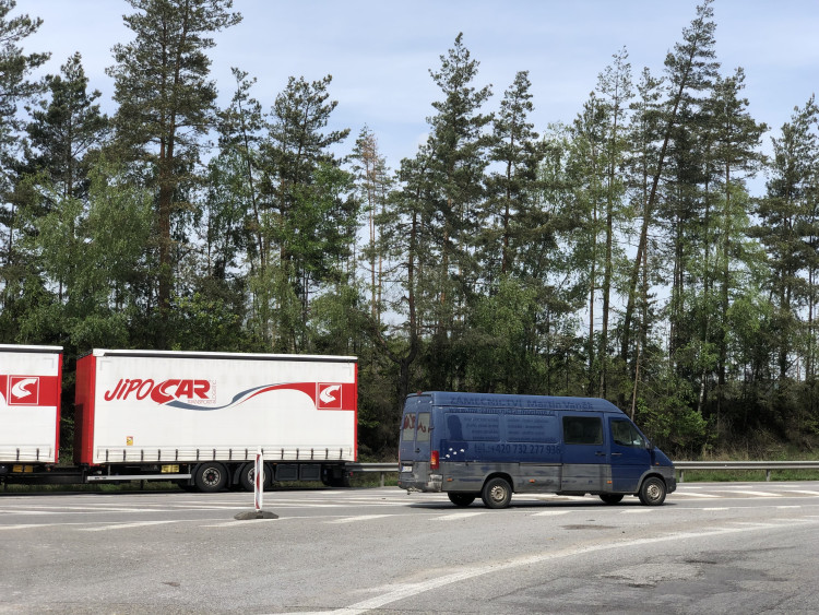 Stavba okružní křižovatky na dálničním přivaděči