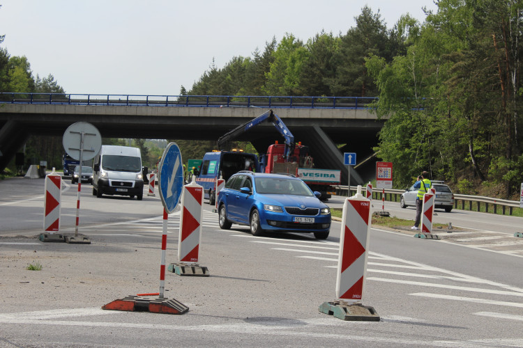 Stavba okružní křižovatky na dálničním přivaděči
