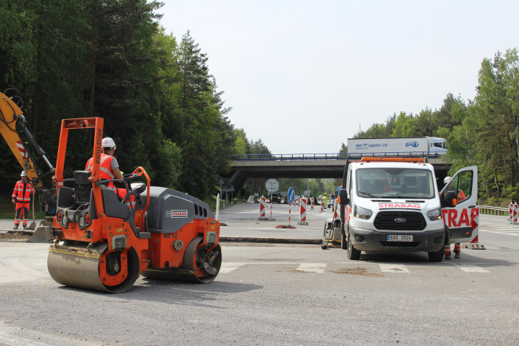 Stavba okružní křižovatky na dálničním přivaděči