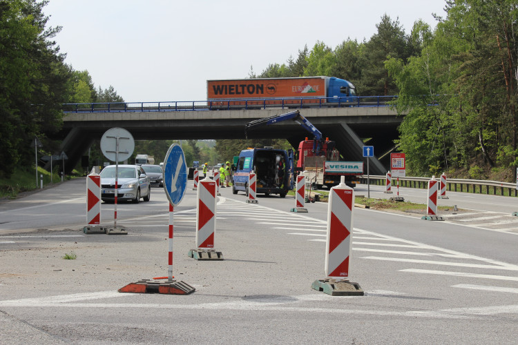 Stavba okružní křižovatky na dálničním přivaděči