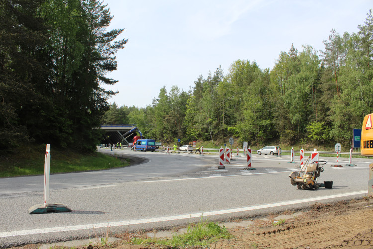 Stavba okružní křižovatky na dálničním přivaděči