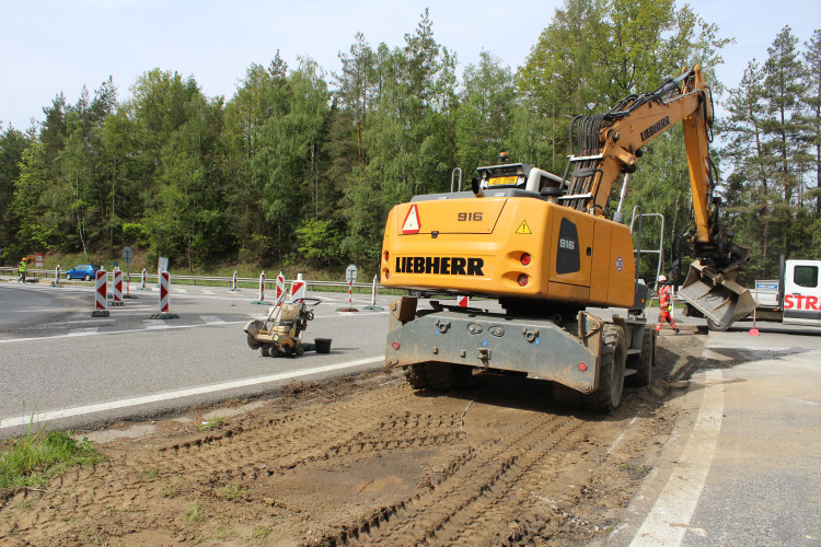 Stavba okružní křižovatky na dálničním přivaděči