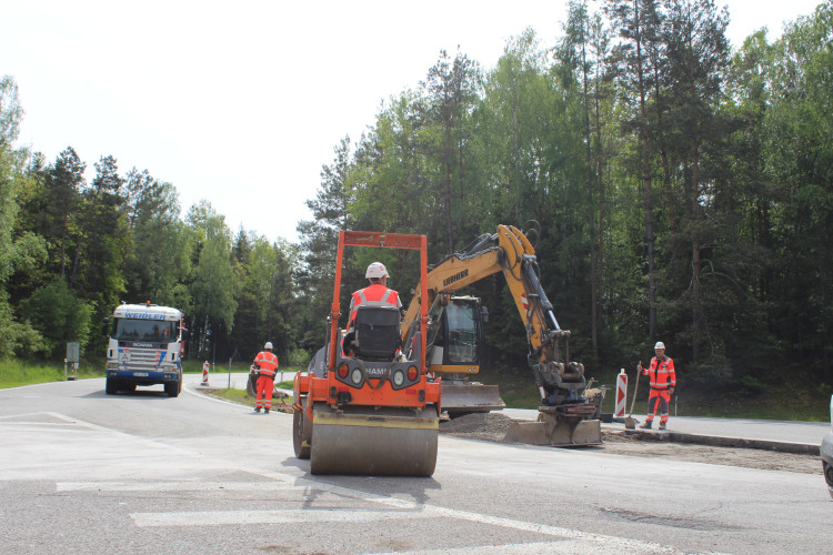 Stavba okružní křižovatky na dálničním přivaděči