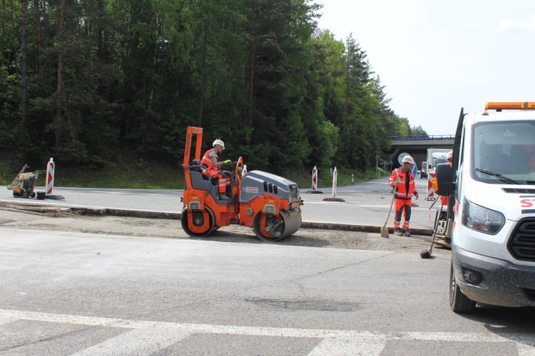 Stavba okružní křižovatky na dálničním přivaděči
