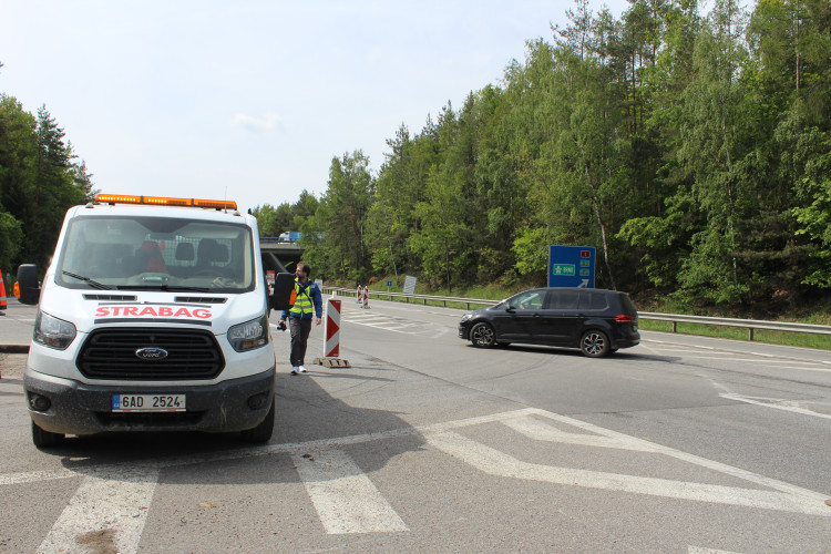 Stavba okružní křižovatky na dálničním přivaděči