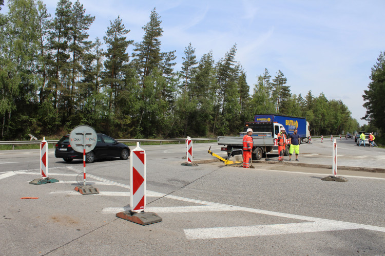 Stavba okružní křižovatky na dálničním přivaděči